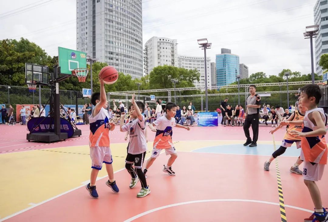 开云体育平台APP-关于篮球精英挑战赛扣人心弦，豪门球队争夺冠军的信息