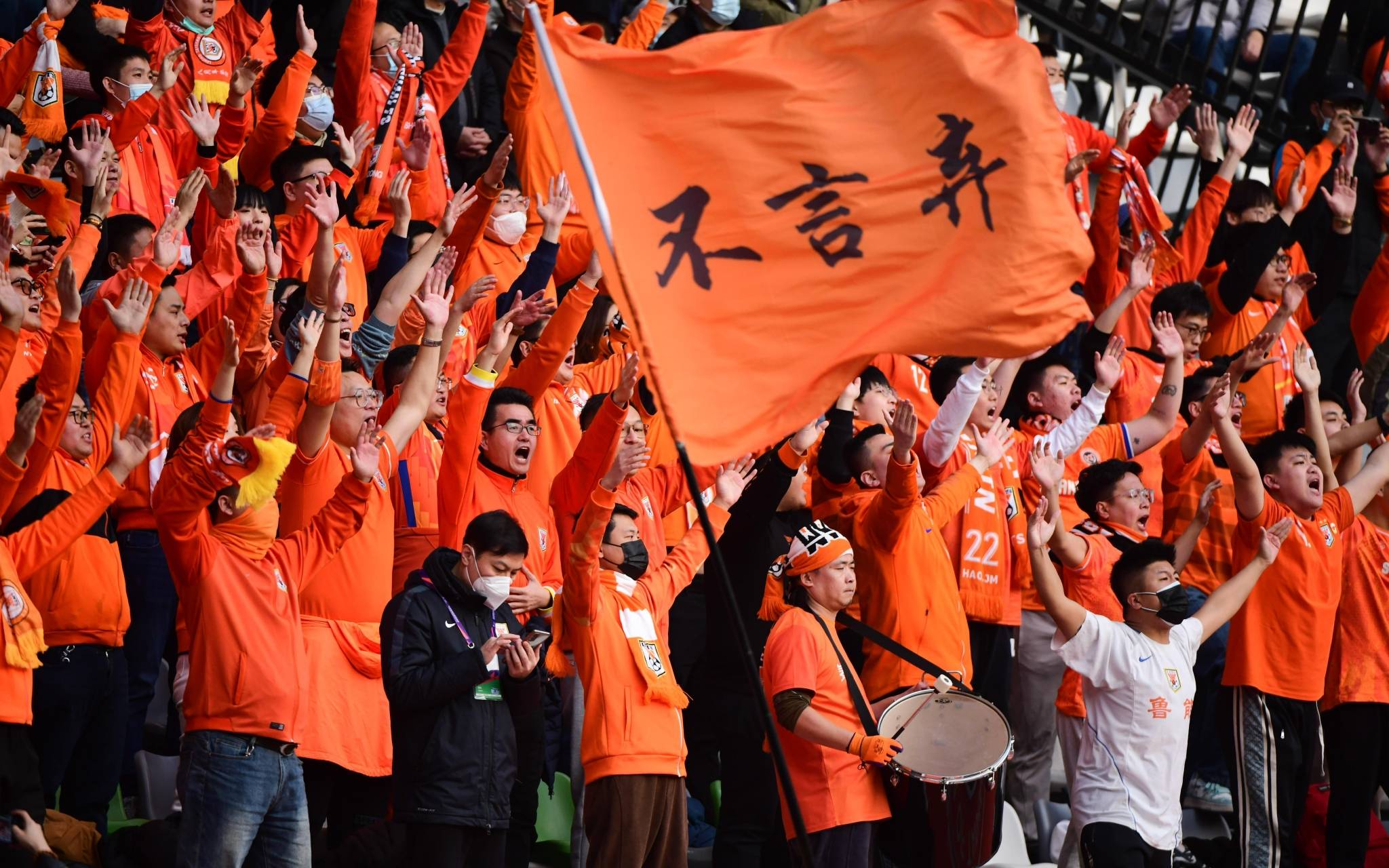 亚冠赛场争夺激烈，球队拼力争先的简单介绍