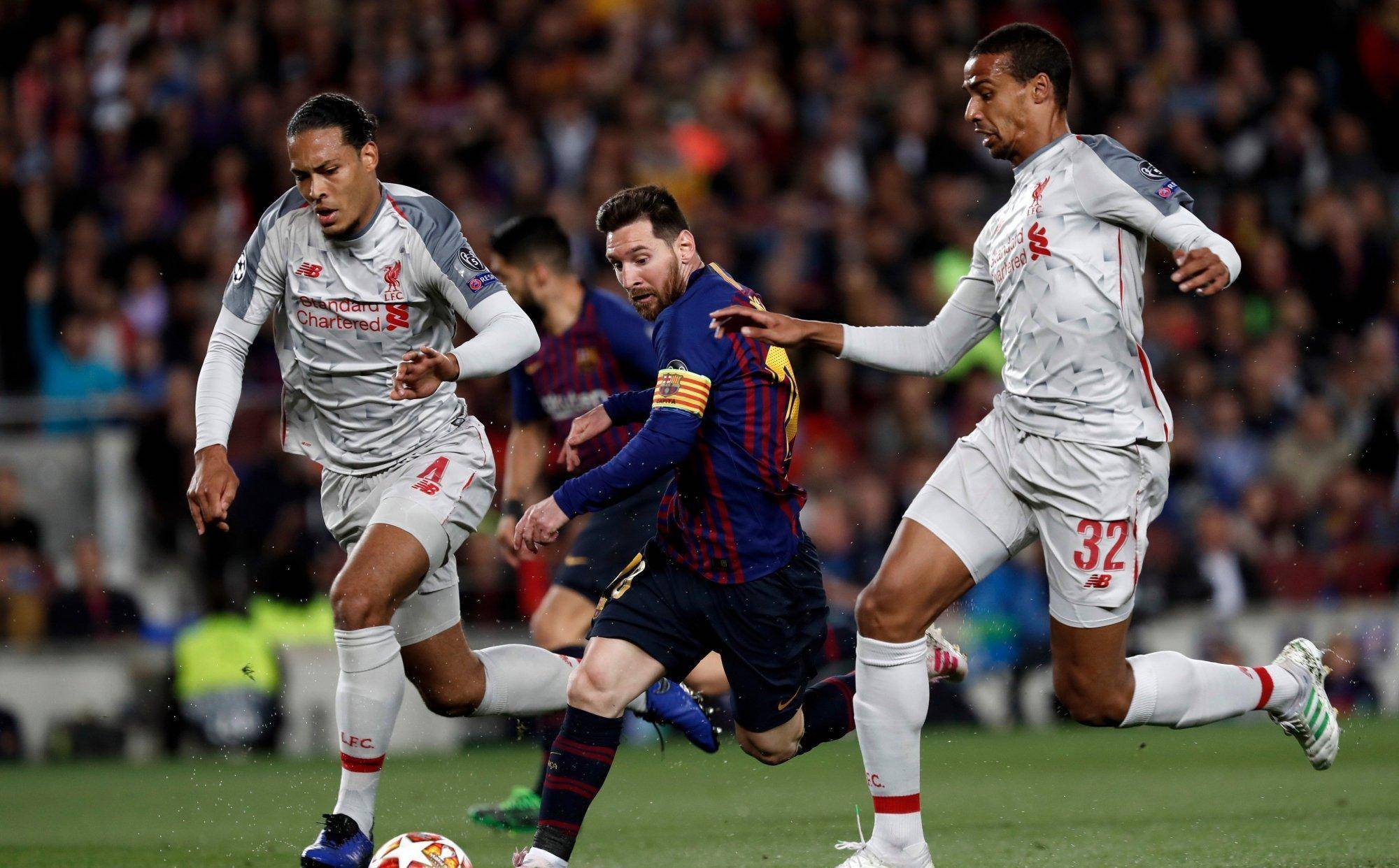 关于激动人心的足球巅峰赛事拉开帷幕，球员全力拼搏的信息