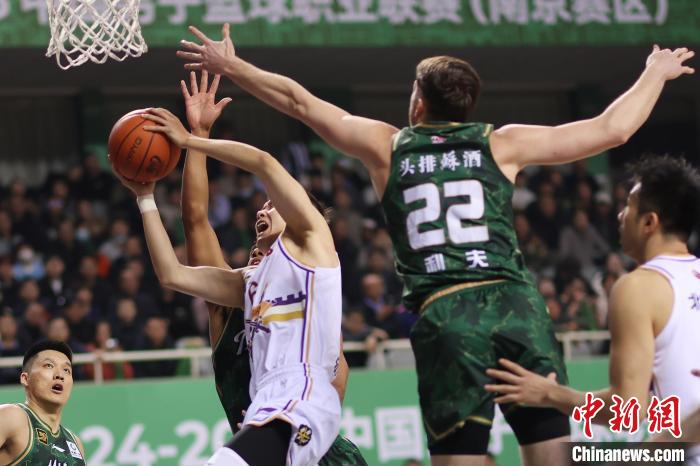 开云体育APP下载-历史时刻：球员激情奔跑，赛场战火的简单介绍