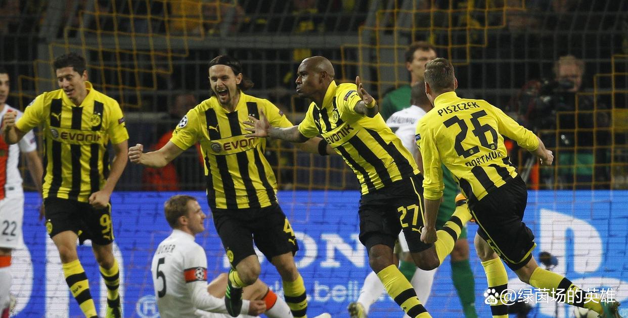 多特蒙德中场遭受双重伤病打击的简单介绍