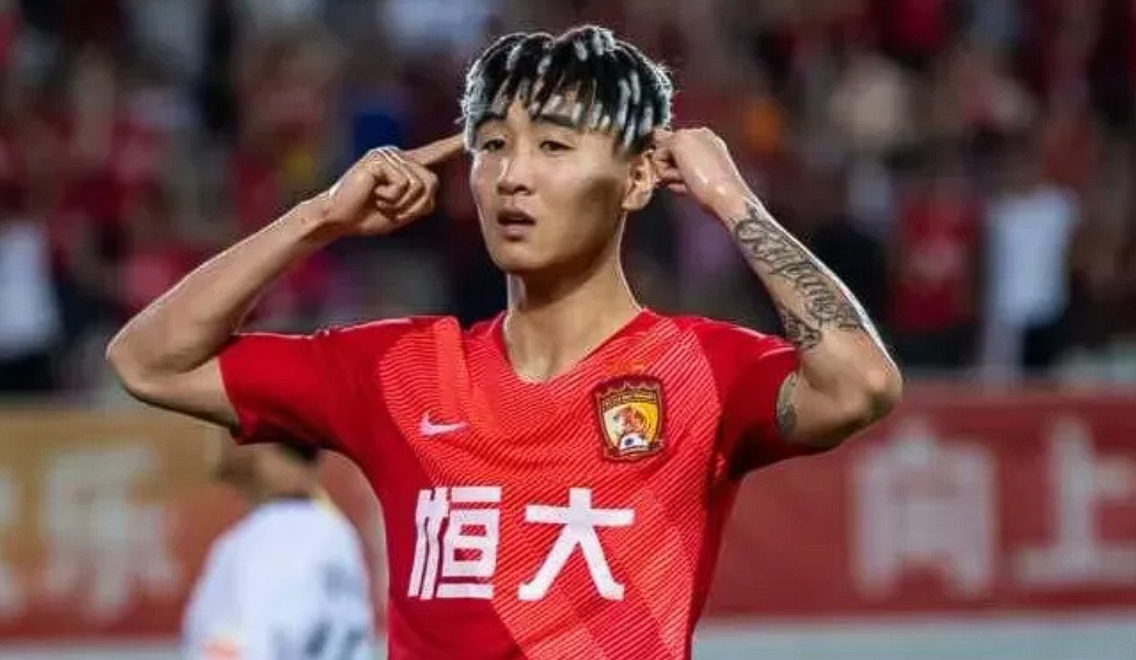 广州恒大队员耀眼表现引发球迷热议的简单介绍