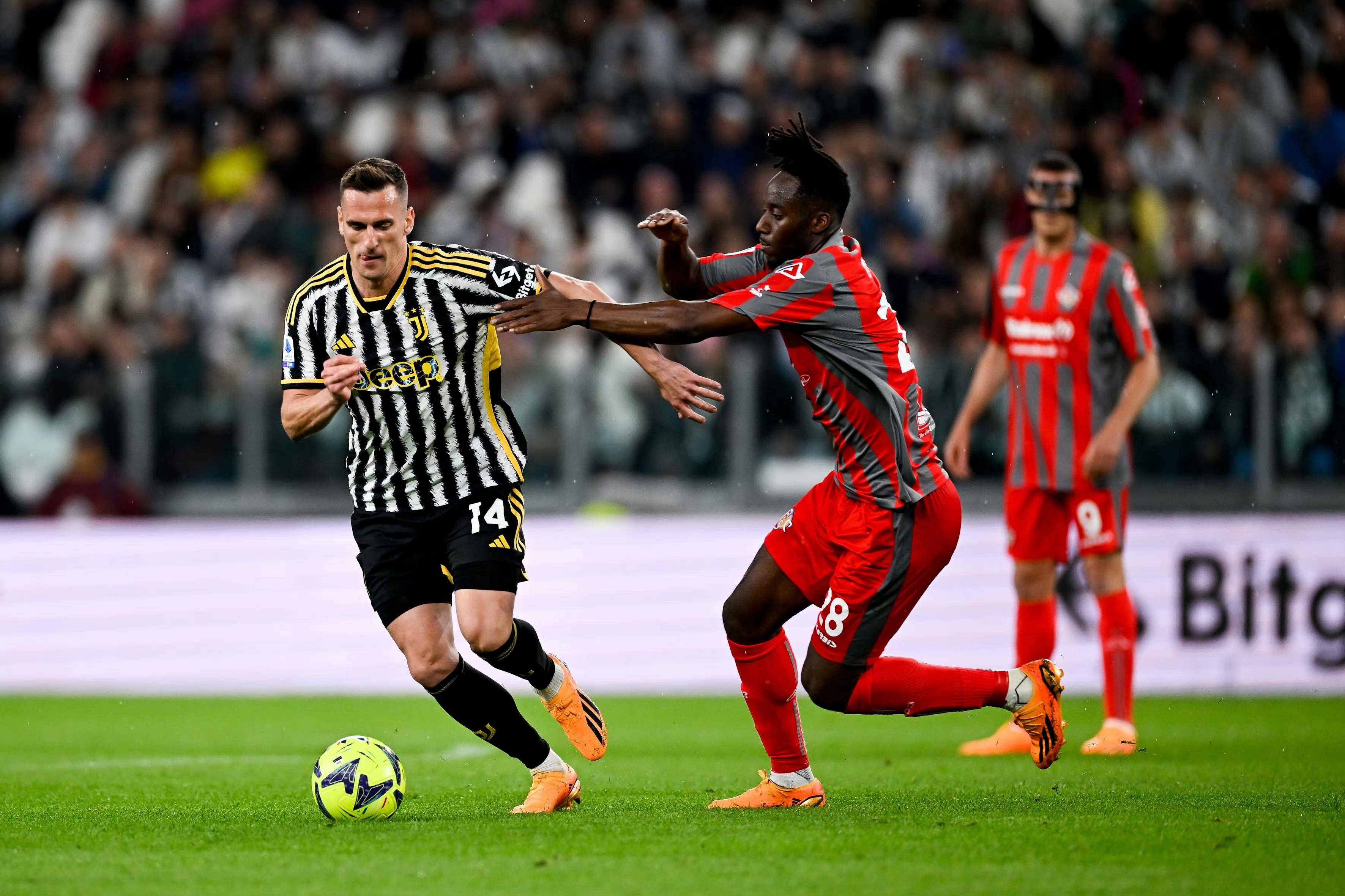 拜仁客场迎战尤文，双方拼尽全力争夺胜利的简单介绍