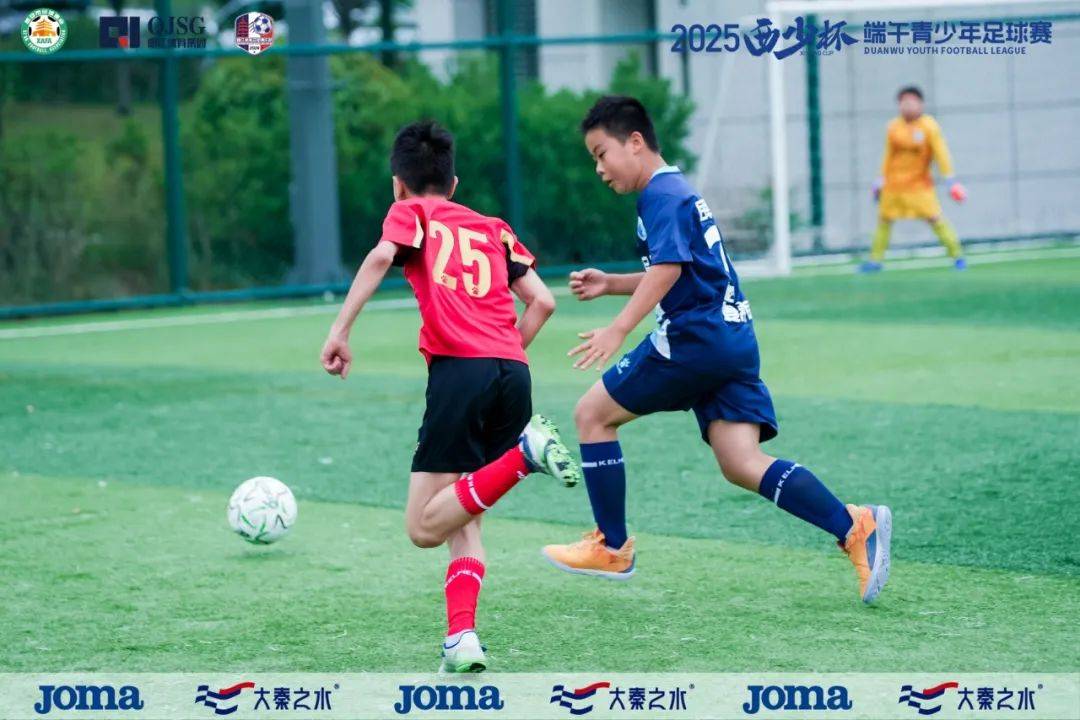 球员们全力以赴，展现足球赛场风采