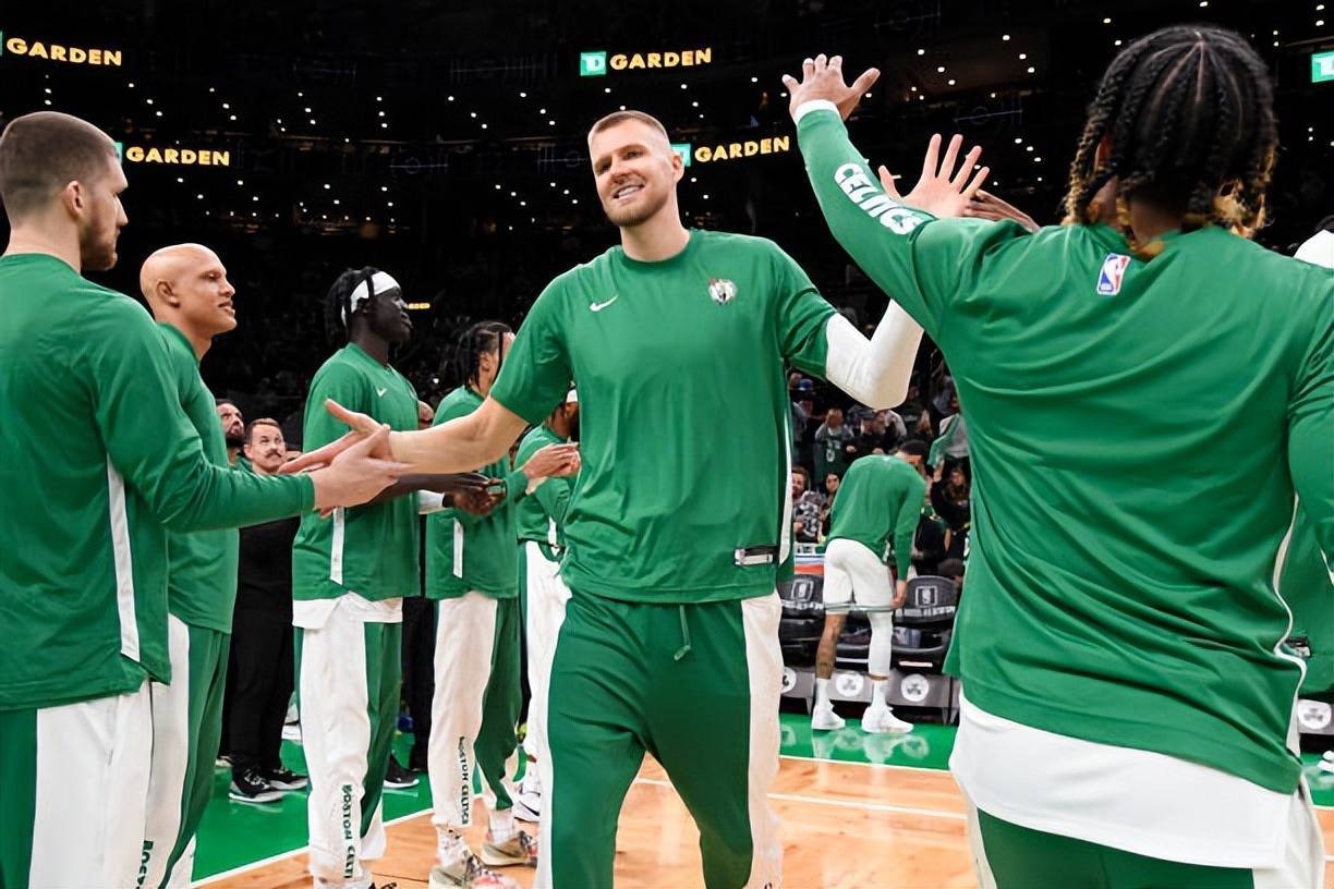 开云下载-凯尔特人主帅在比赛中灵活调整阵容获得回报