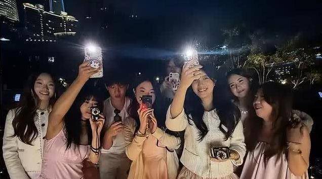 关于派对闪亮，狂欢纷生场面热烈充满快乐的信息