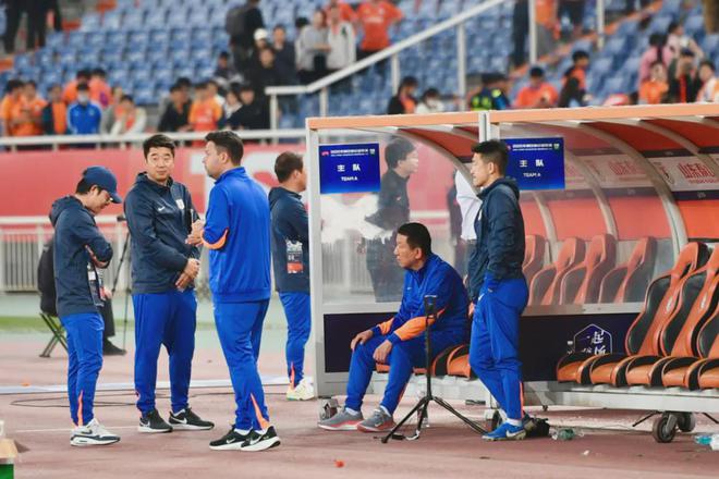 包含鲁能客场逼平骏豪，保住前四改为鲁能客场与骏豪战平，成功保持前四位置的词条