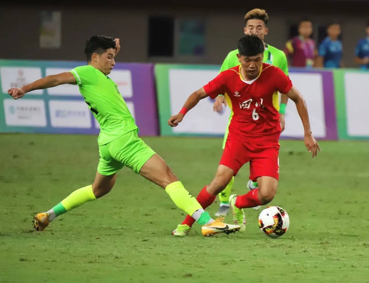 开云平台-足球对决中球员们赛场上尽展风采