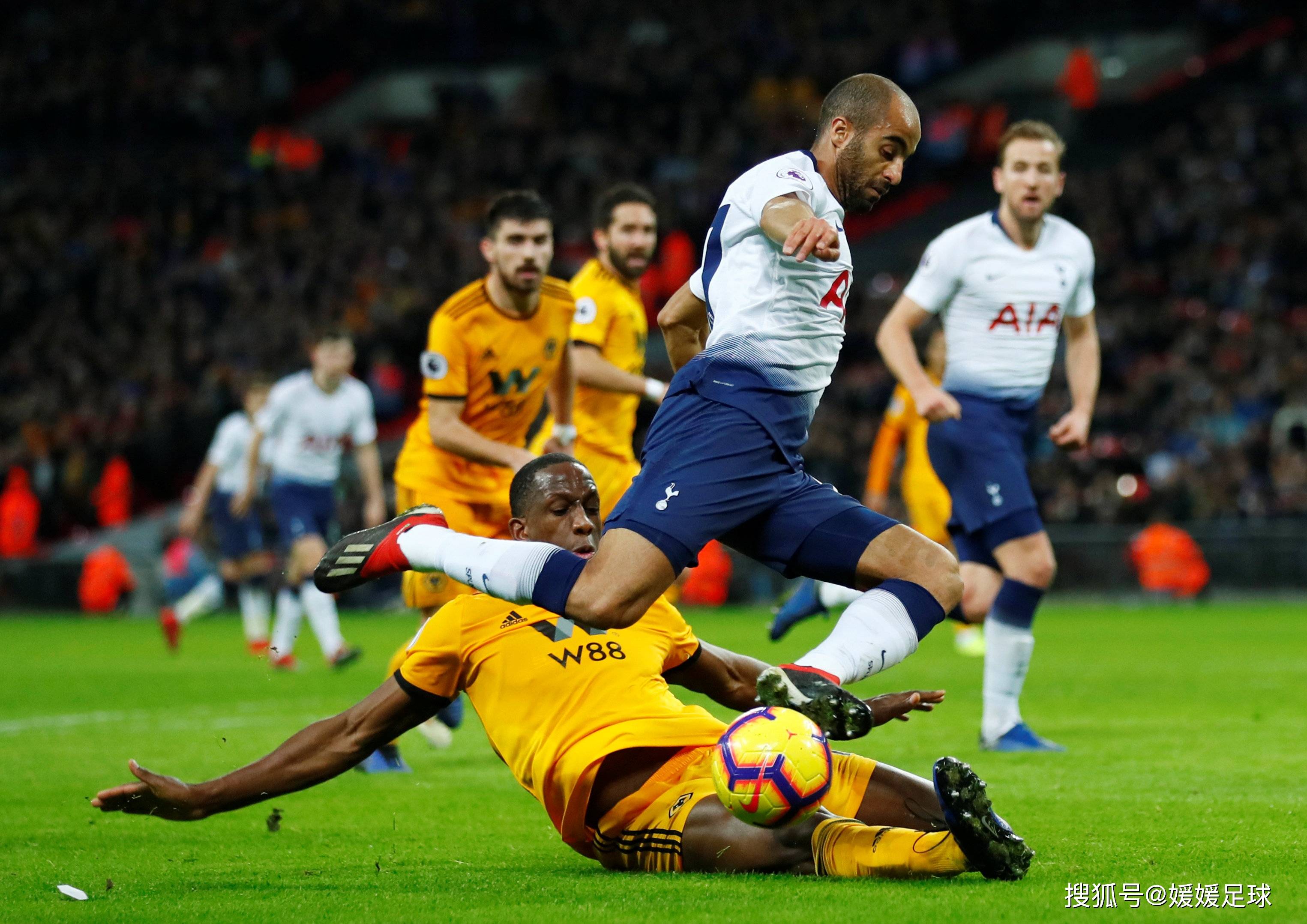 足球对决中球员们赛场上尽展风采