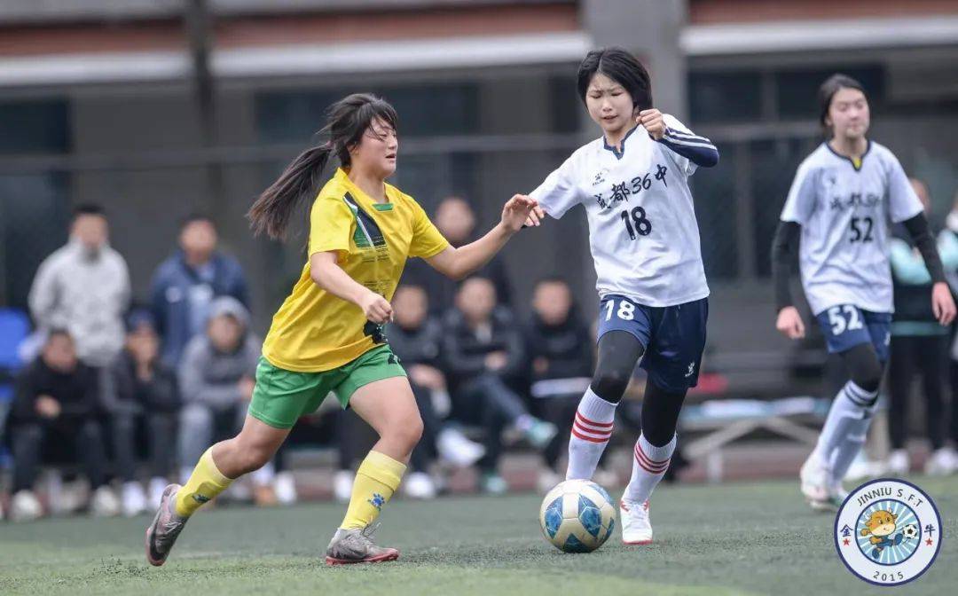 女足运动员拼搏奋斗，夺得金牌