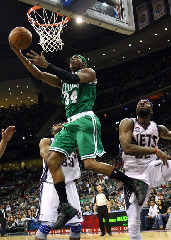 开云下载-皮尔斯退役，篮网队球迷送别英雄