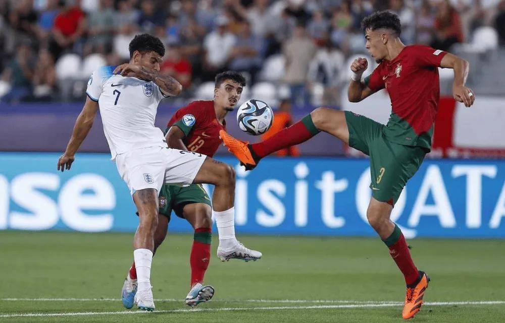 精彩呈现的足球比赛让人震撼不已