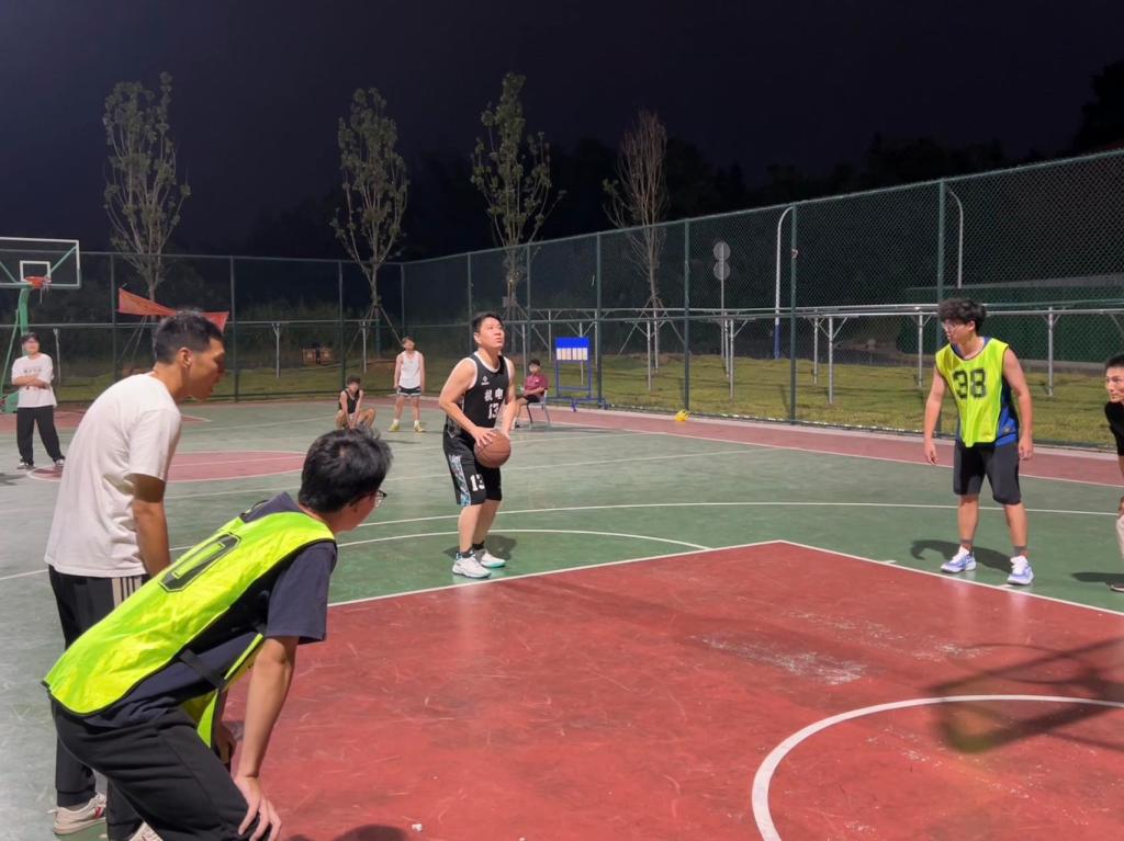 包含首尔篮球比赛精彩纷呈，赢得掌声与喝采的词条