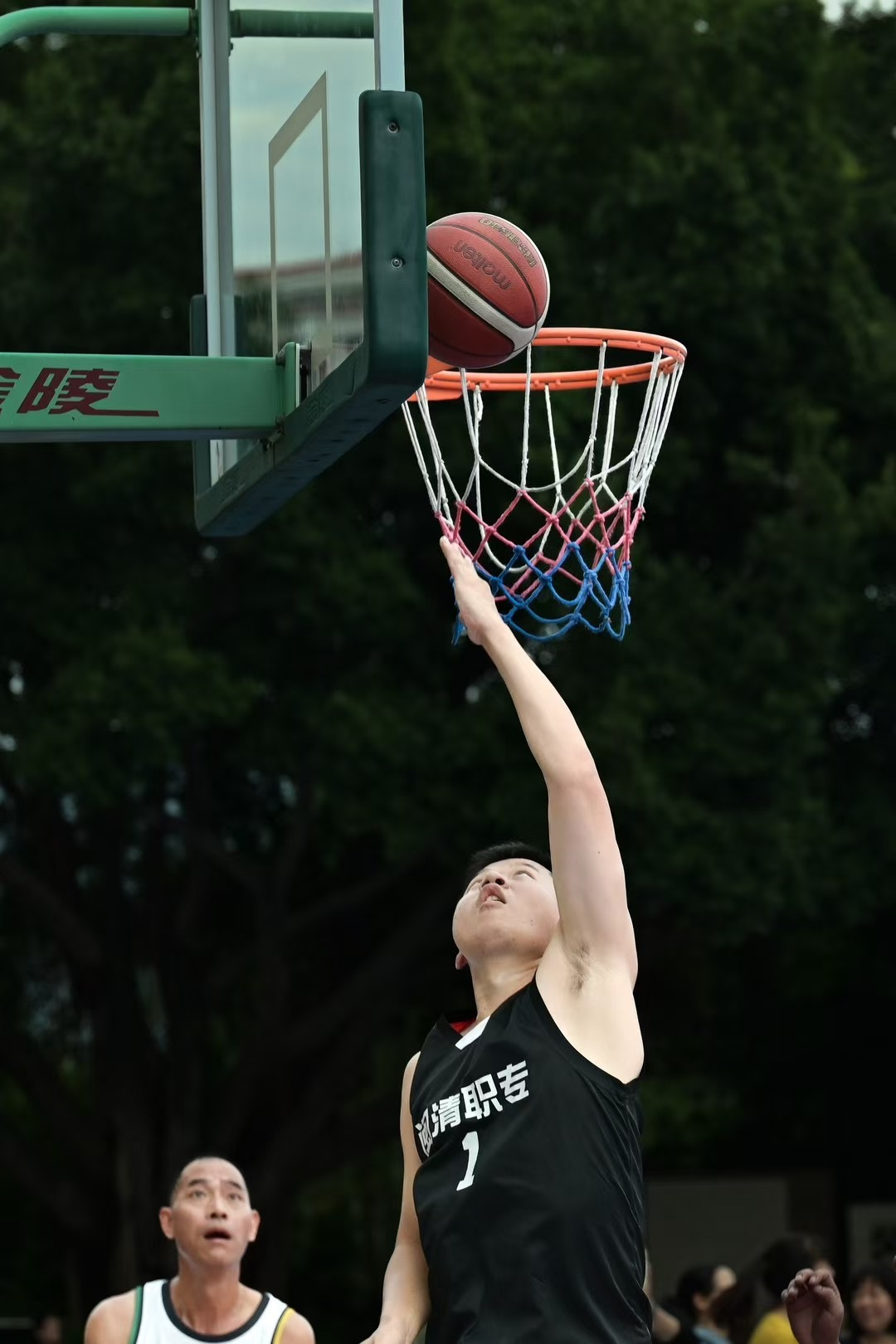 篮球赛场上球员投篮姿势优美