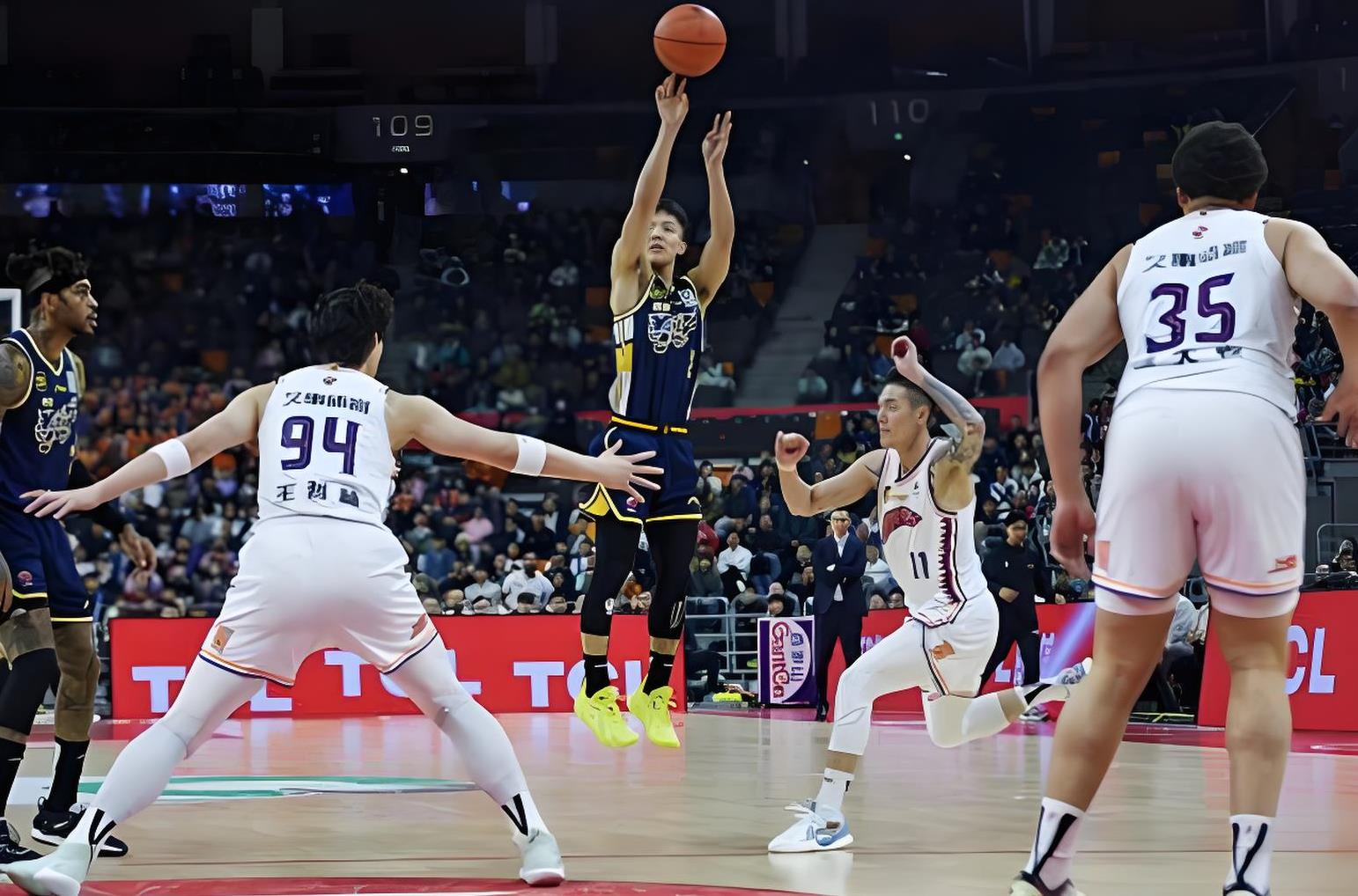 开云官网-精英男篮赛场厮杀激烈篮球巨星展现绝技！