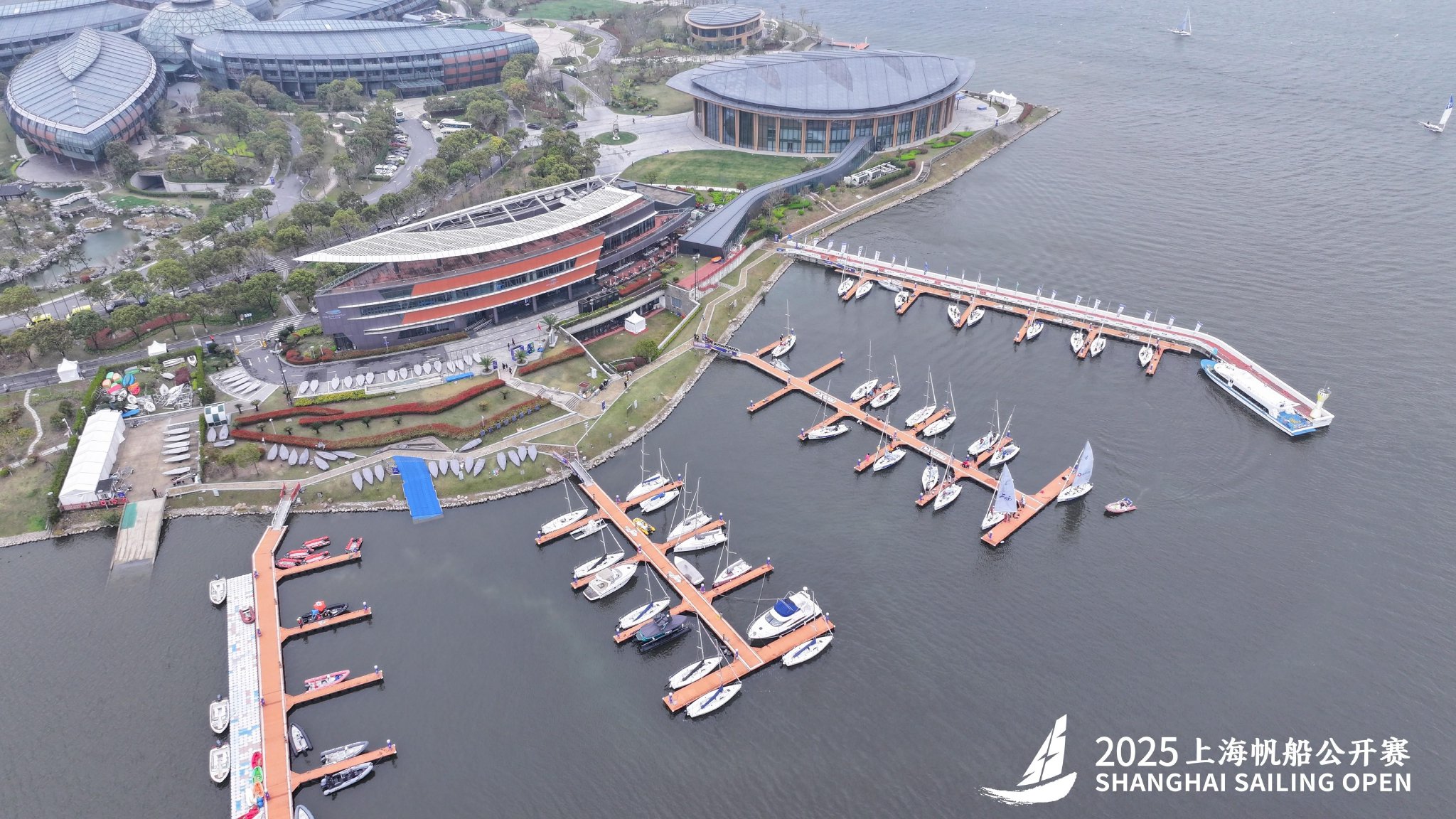 意大利帆船选手速度突破，夺得冠军