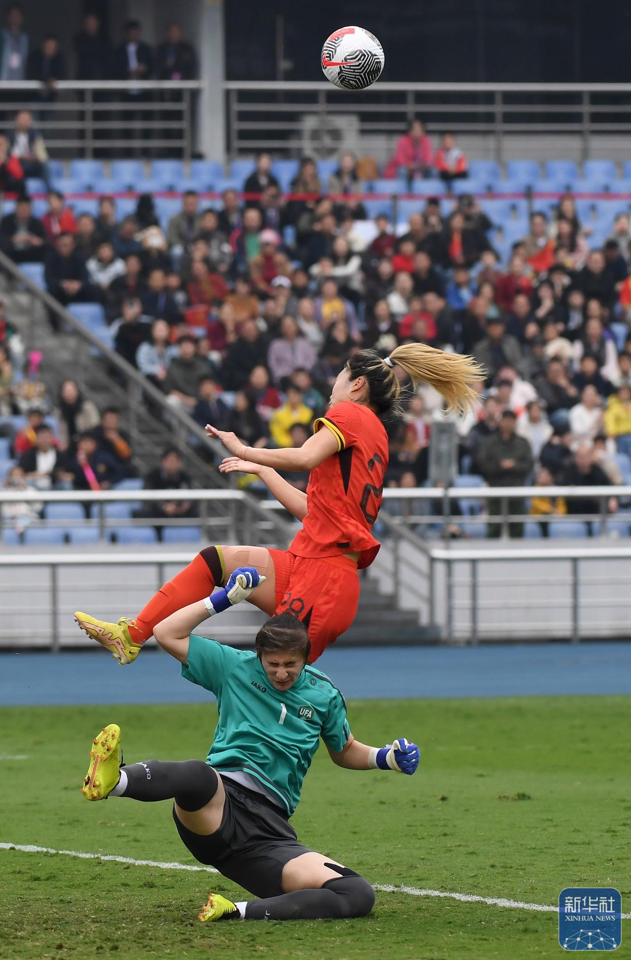 开云体育在线-斯里兰卡女足队员群策群力，备战比赛