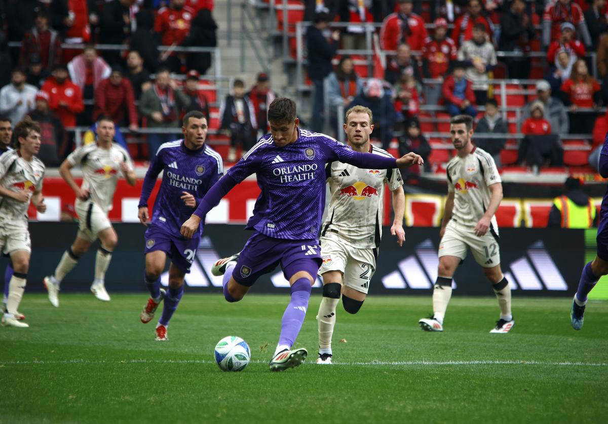 开云体育官方网站-包含皇家马德里客场大胜，球队士气高昂的词条