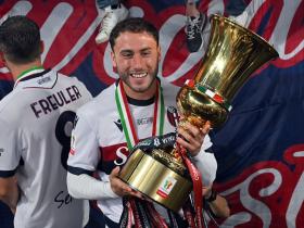 里尔球员在训练中秀技术，引来围观者