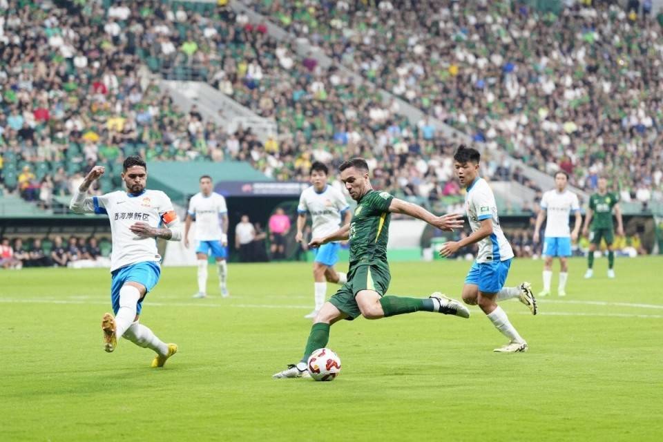 国内职业联赛中球队实力对比激烈拼抢