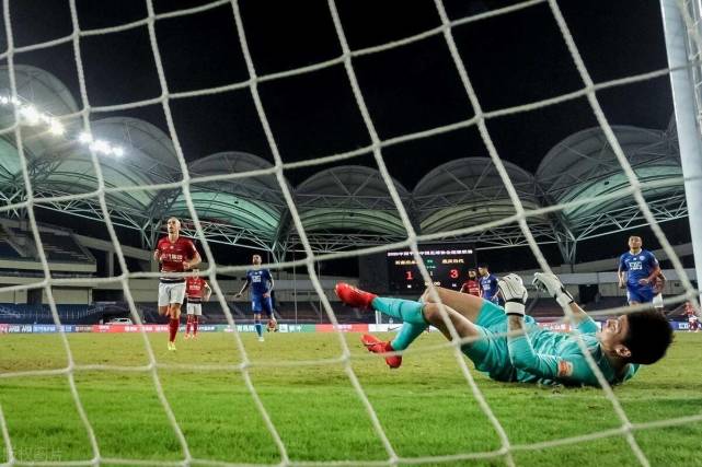 理查德·博奇瑟尔在场上表现神勇，防守佳