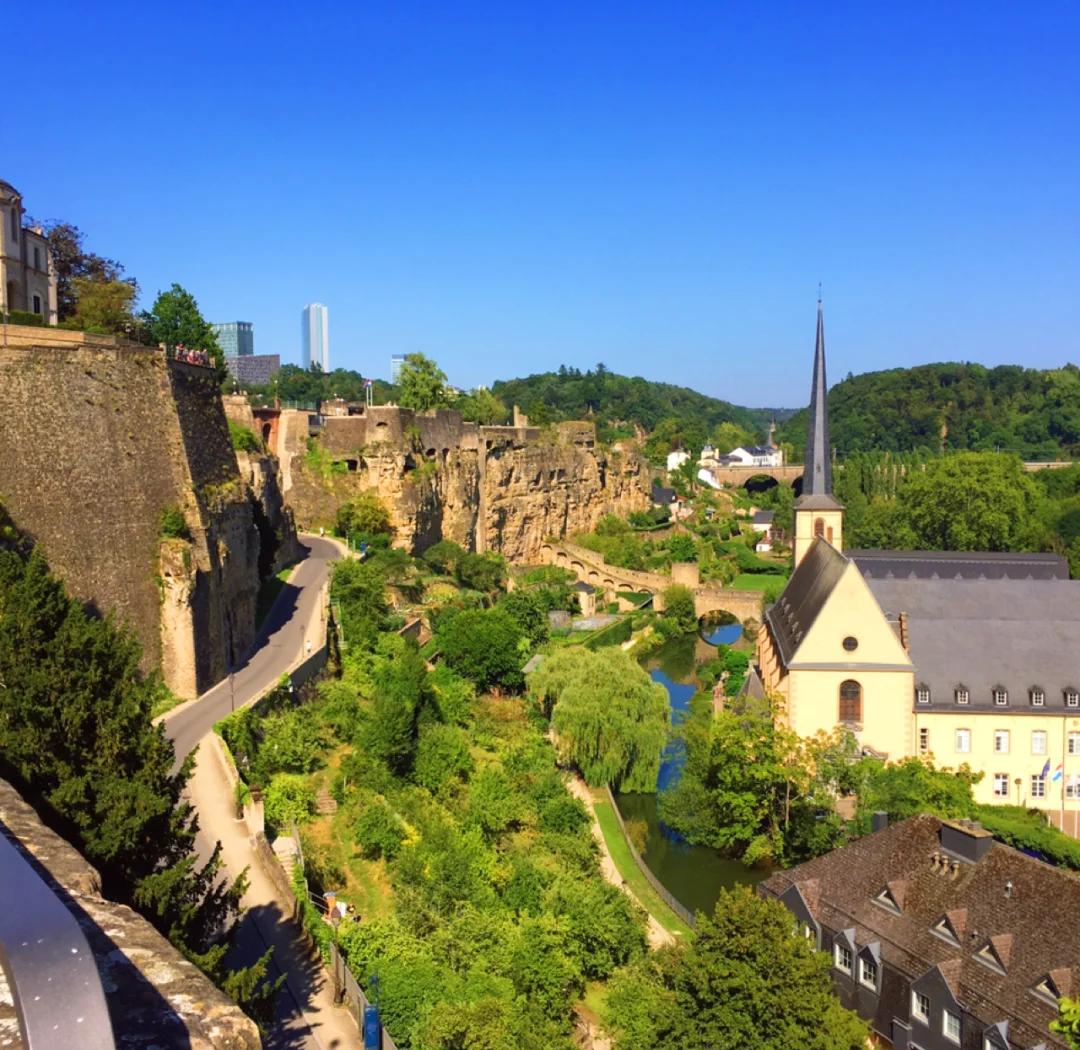 卢森堡自行车选手速度如飞，夺金成功
