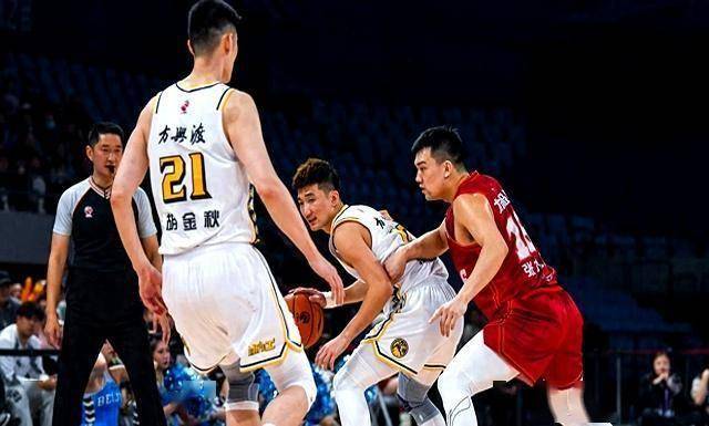 篮球男子半决赛：双方实力对决，谁能胜出