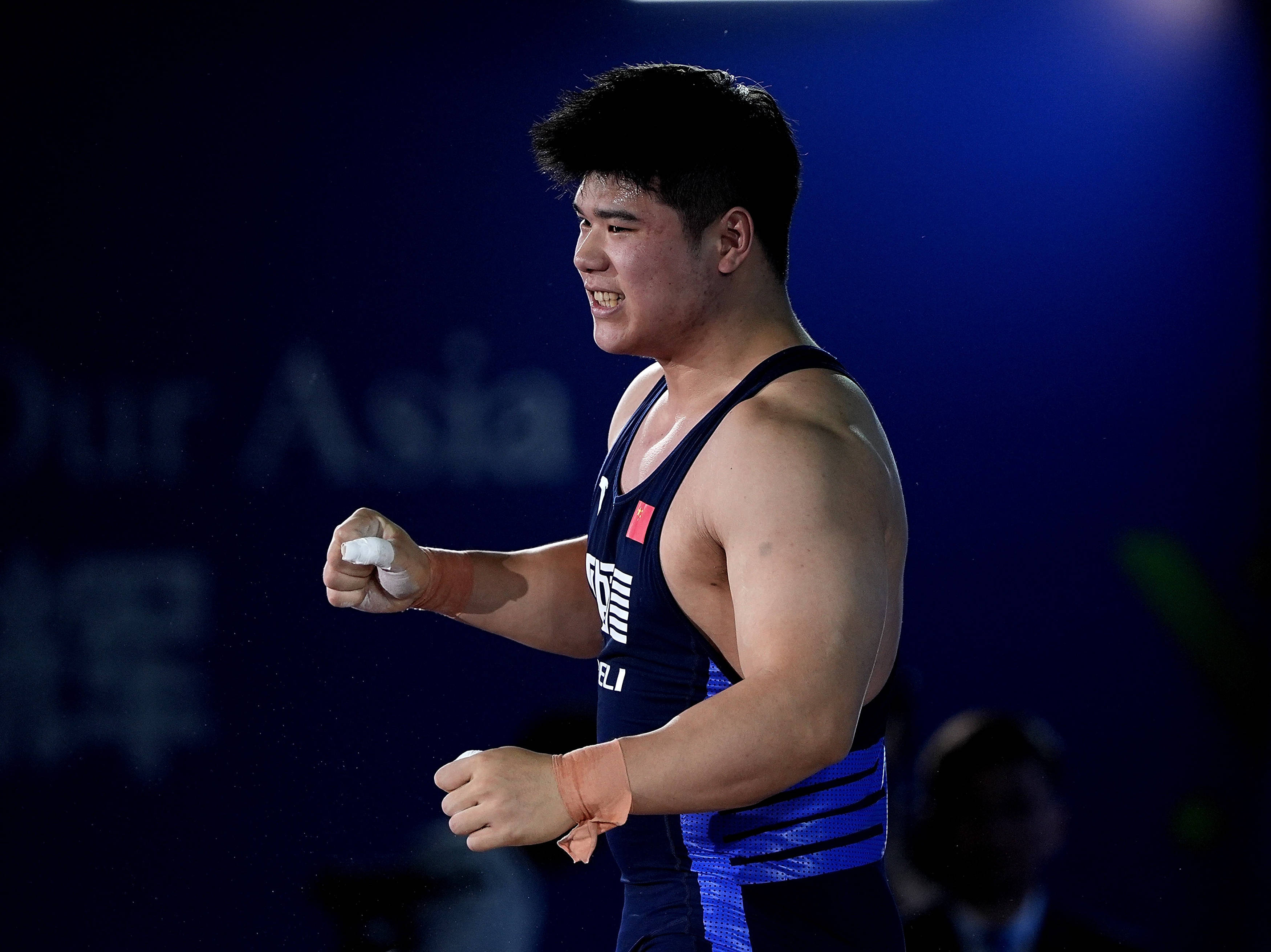 中国举重运动员刷新世界纪录，喜获殊荣