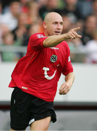 包含不莱梅队赢得宝贵胜利，球迷欢呼不已的词条