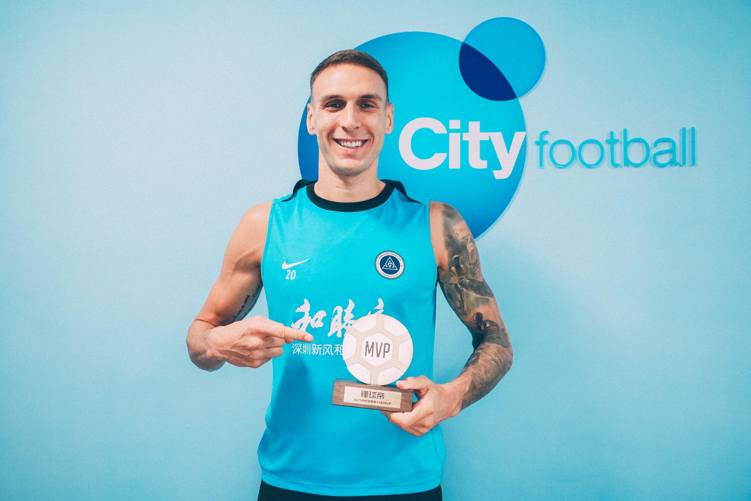 勇夺胜利的球员被球迷誉为当之无愧的MVP