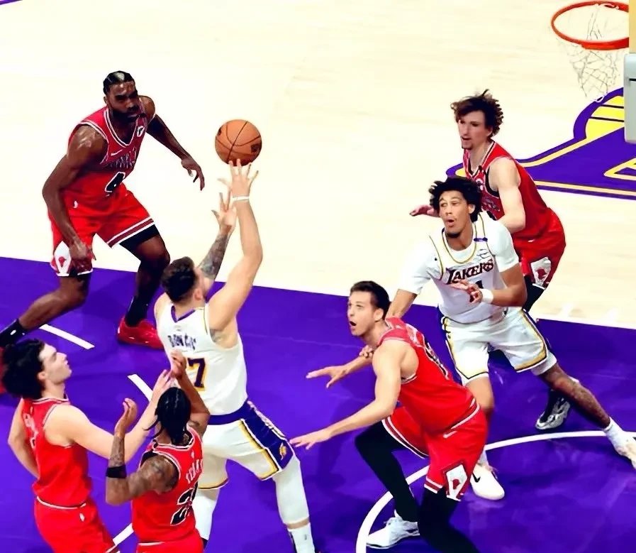 湖人队拼尽全力击败76人队，再次晋级