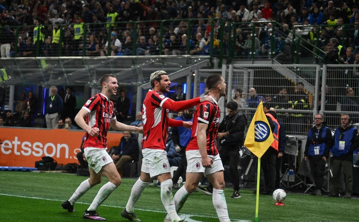 AC米兰中场带球突破，舞动风采的简单介绍